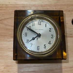Vintage Bakelite New Haven desk clock